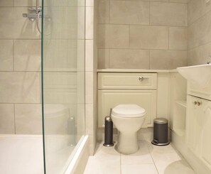 Apartment (1 Bedroom) | Bathroom | Shower, free toiletries, hair dryer, towels