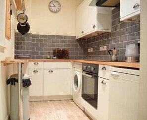 Apartment (1 Bedroom) | Eigene Küche | Kühlschrank, Ofen, Herdplatte, Wasserkocher