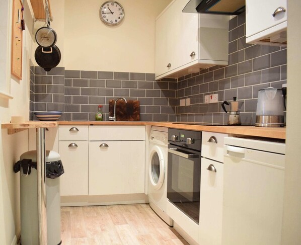 Apartment (1 Bedroom) | Private kitchen | Fridge, oven, stovetop, electric kettle