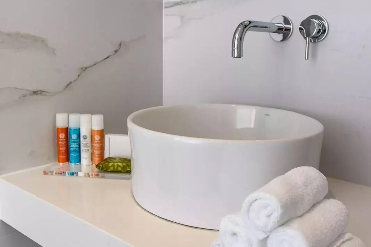 business room, courtyard view | bathroom | shower, hair dryer, slippers, towels