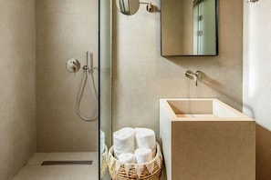 Habitación empresarial, vista al patio | Baño | Regadera, secadora de cabello, pantuflas, toallas