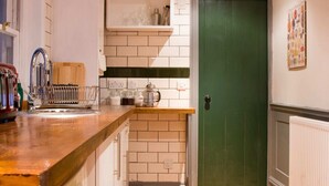 Appartement (1 Bedroom) | Privékeuken | Een koelkast, een oven, een kookplaat, een waterkoker