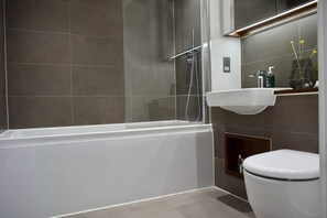 Huoneisto (1 Bedroom) | Kylpyhuone | Kylpyamme, hiustenkuivaaja, pyyhkeet