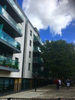 Apartment (1 Bedroom) | Exterior - Contemporary 1 Bedroom Flat With Stunning London View (London)