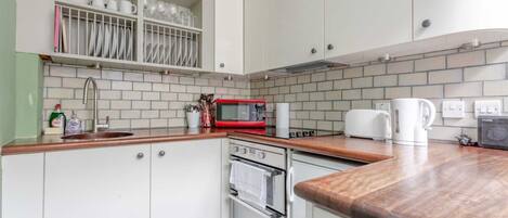 Apartment (2 Bedrooms) | Private kitchen | Fridge, microwave, oven, stovetop