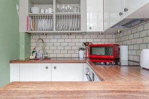 Departamento (2 Bedrooms) | Cocina privada | Refrigerador, microondas, horno y parrilla de estufa 