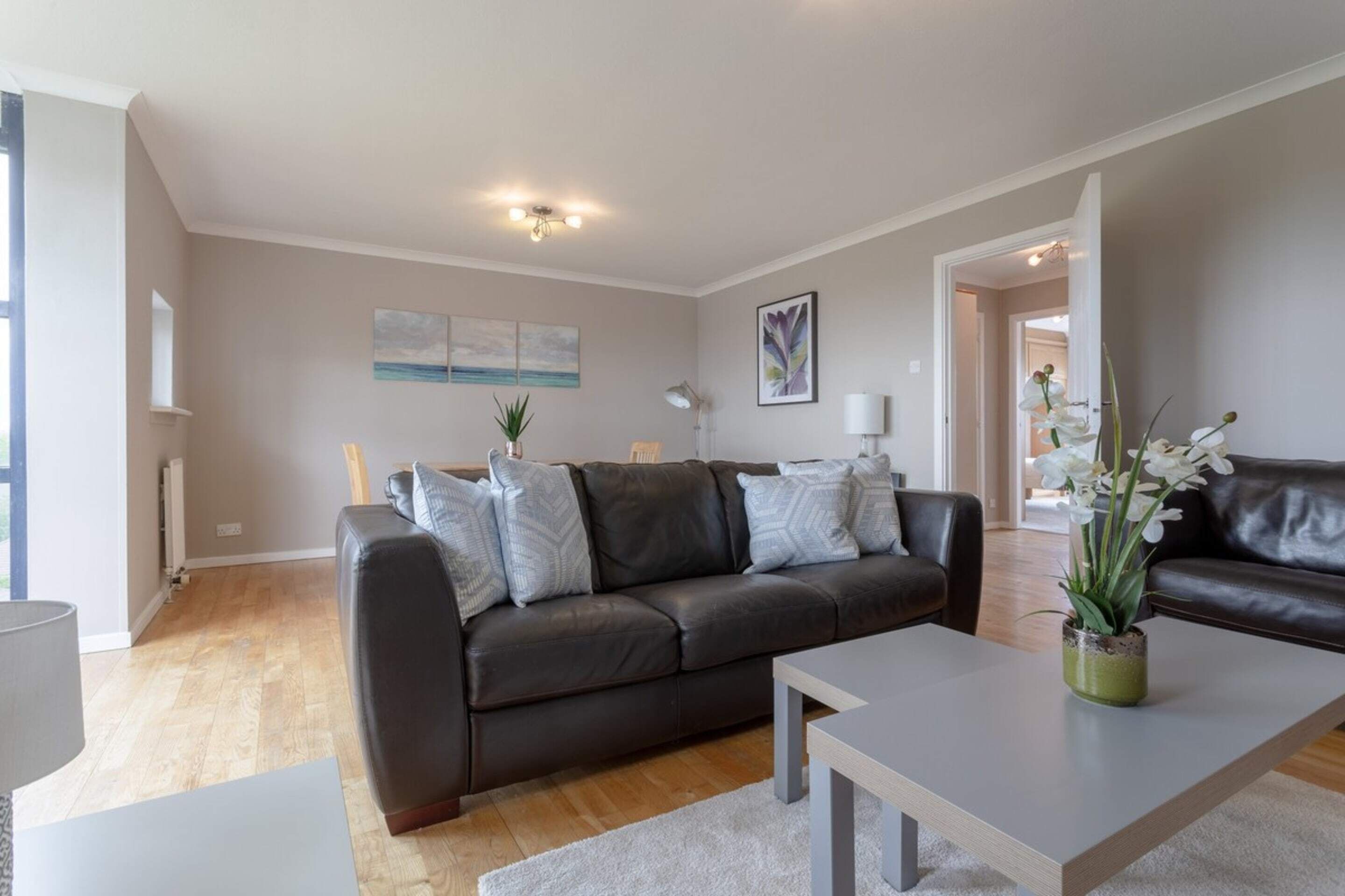 Bright, Modern One-bed With Stunning View of Thames