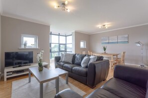 Appartement (1 Bedroom) | Woonkamer | Televisie