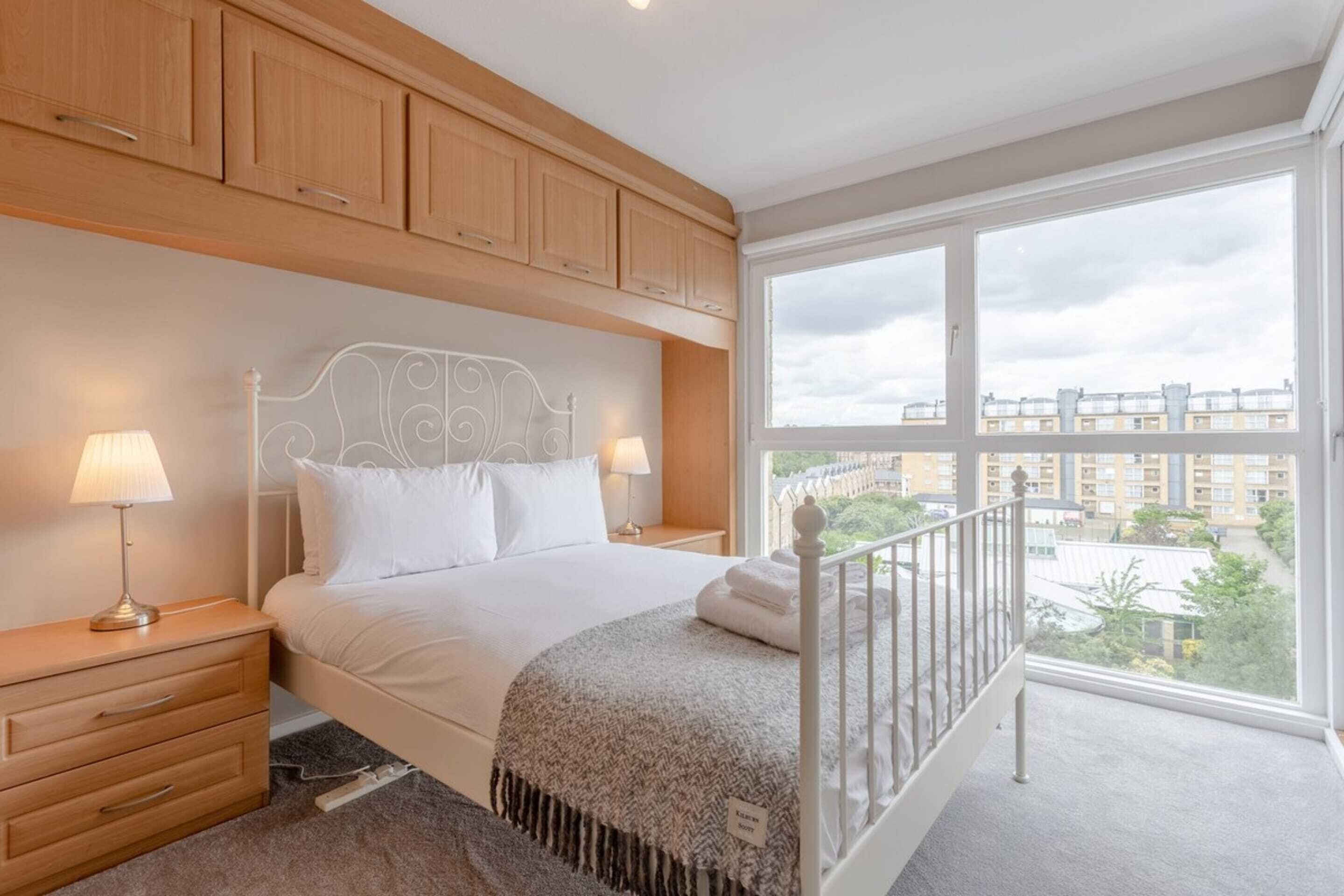 Bright, Modern One-bed With Stunning View of Thames