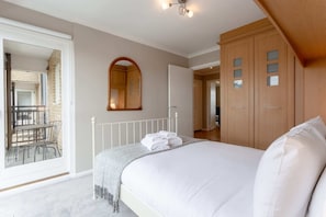 Apartment (1 Bedroom) | 1 bedroom, premium bedding, laptop workspace, iron/ironing board - Bright, Modern One-bed With Stunning View of Thames (London)
