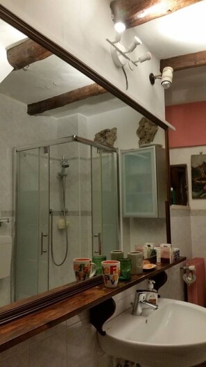 Douche, articles de toilette gratuits, sèche-cheveux, bidet