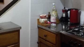 Réfrigérateur, micro-ondes, plaque de cuisson, cafetière/bouilloire