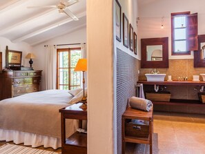 6 habitaciones, tabla de planchar con plancha, internet y ropa de cama 