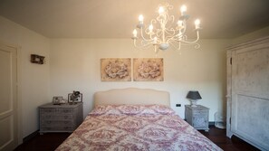 6 habitaciones, tabla de planchar con plancha, wifi y ropa de cama