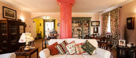 Una Smart TV, una chimenea, un reproductor de DVD, libros