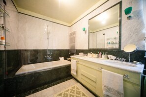 Kombination af bruser/badekar, hårtørrer, bidet, håndklæder