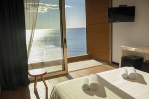 5 bedrooms, soundproofing, free WiFi, bed sheets