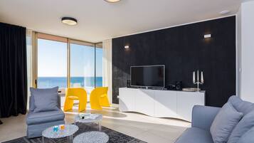 Taulutelevisio, takka, DVD-soitin, stereot