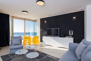 Flat-screen TV, fireplace, DVD player, stereo