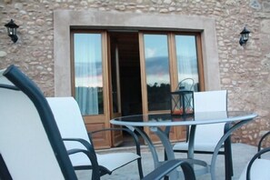 Outdoor dining - Self catering Mas Guitart for 4 people (Vilademuls)