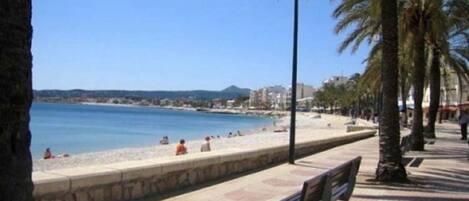 Beach nearby, sun-loungers, beach towels