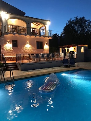 Piscine extérieure, chaises longues