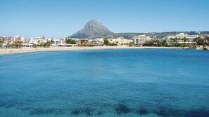 Beach nearby, sun loungers, beach towels