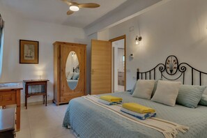 2 habitaciones, escritorio y tabla de planchar con plancha 