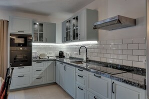 Køleskab, mikrobølgeovn, ovn, kogeplade