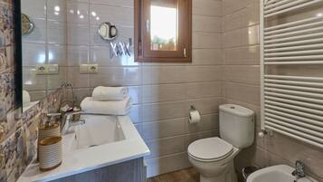 Douche, sèche-cheveux, serviettes fournies, savon