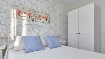 2 makuuhuonetta, silitysrauta/-lauta, ilmainen Wi-Fi, vuodevaatteet