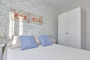 2 bedrooms, iron/ironing board, free WiFi, bed sheets