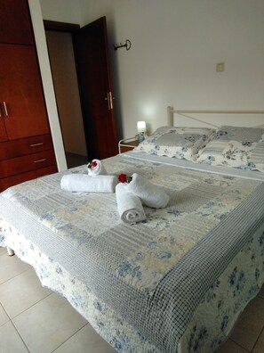 2 habitaciones, tabla de planchar con plancha, wifi y ropa de cama