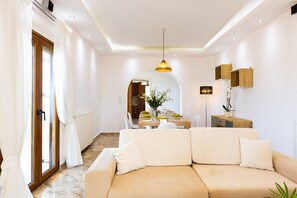 Televisión de pantalla plana, chimenea y consola de videojuegos 