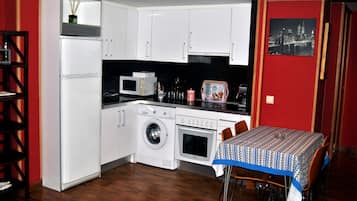 Refrigerador, microondas, horno y cafetera y tetera