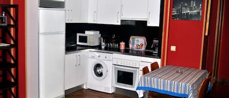 Kühlschrank, Mikrowelle, Ofen, Wasserkocher mit Kaffee-/Teezubehör