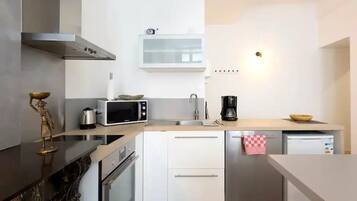 Een koelkast, een microgolfoven, een oven, een kookplaat