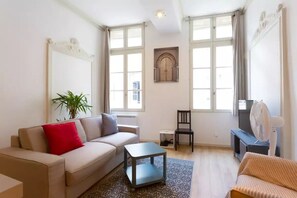 Smart TV, caminetto, libri