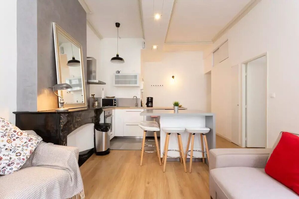 Beautiful 2 Rooms Full Center Tram 1 min