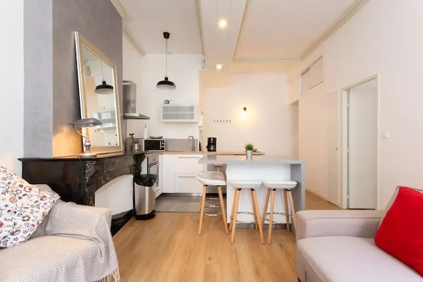 Smart TV, chimenea y libros