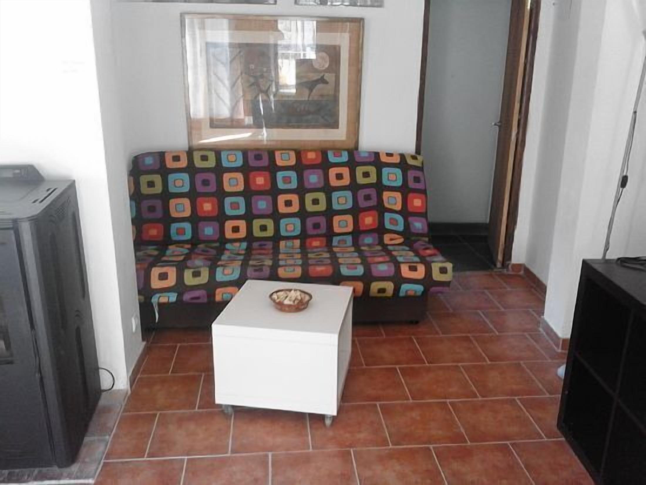Télévision, cheminée, chaîne hi-fi