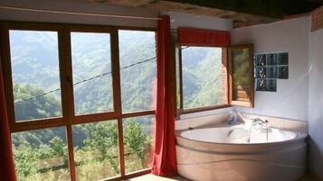 Ducha y bañera combinadas, bañera de hidromasaje, secador de pelo y bidé