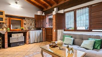 Een televisie, een open haard en boeken