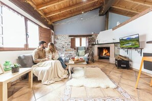 Fernseher, Kamin, Bücher