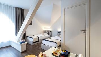 Familien-Vierbettzimmer | Allergikerbettwaren, Zimmersafe, individuell eingerichtet, Schreibtisch