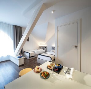 Family Quadruple Room | Hypo-allergenic bedding, in-room safe, individually furnished, desk - Ciarus - Hostel (Strasbourg)