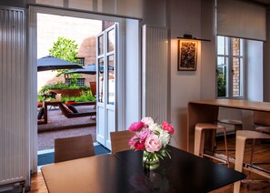 Breakfast, lunch, dinner served; Regional cuisine  - Ciarus - Hostel (Strasbourg)