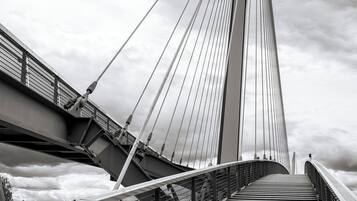 Un puente con pasarela peatonal y sistema de cables.