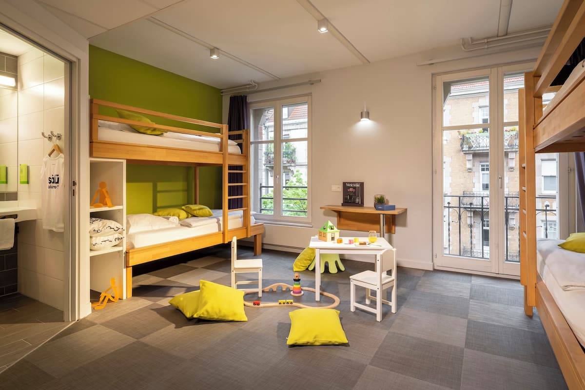 Hypo-allergenic bedding, in-room safe, desk, blackout curtains