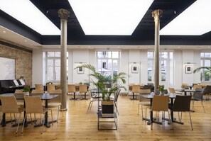 Breakfast, lunch, dinner served; Regional cuisine  - Ciarus - Hostel (Strasbourg)